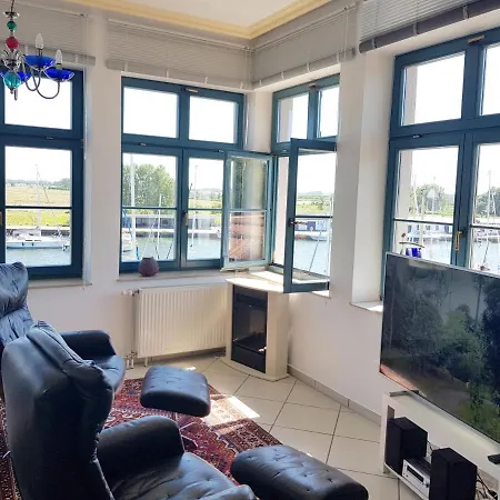 Ferienwohnung Yachthafenidyll - Direkte Wasserlage Am Hafen