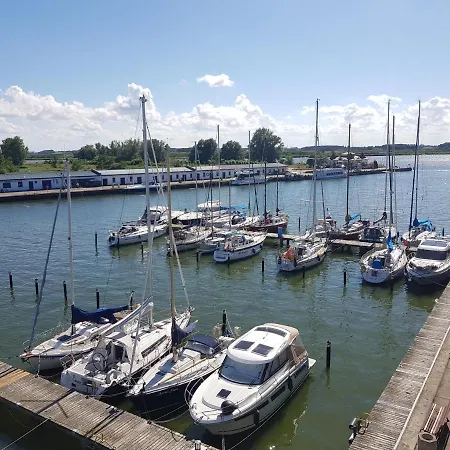 Yachthafenidyll - Direkte Wasserlage Am Hafen Lägenhet Karlshagen