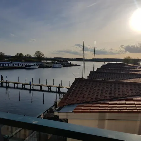 Ferienwohnung Yachthafenidyll - Direkte Wasserlage Am Hafen *
