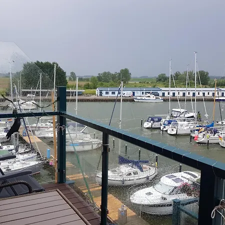 Yachthafenidyll - Direkte Wasserlage Am Hafen Lägenhet Karlshagen