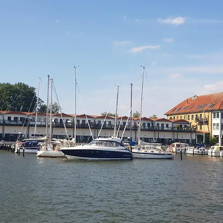Yachthafenidyll - Direkte Wasserlage Am Hafen Lägenhet Karlshagen