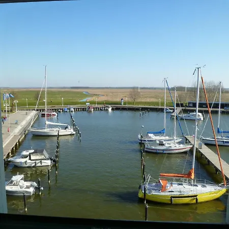 Yachthafenidyll - Direkte Wasserlage Am Hafen * Karlshagen